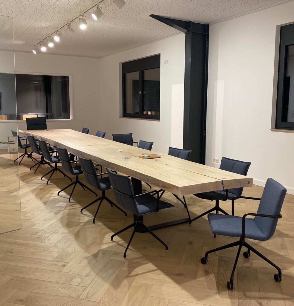 Konferenztische Eiche massiv gekalkt- Im RADO Manufaktur Showroom in Herten