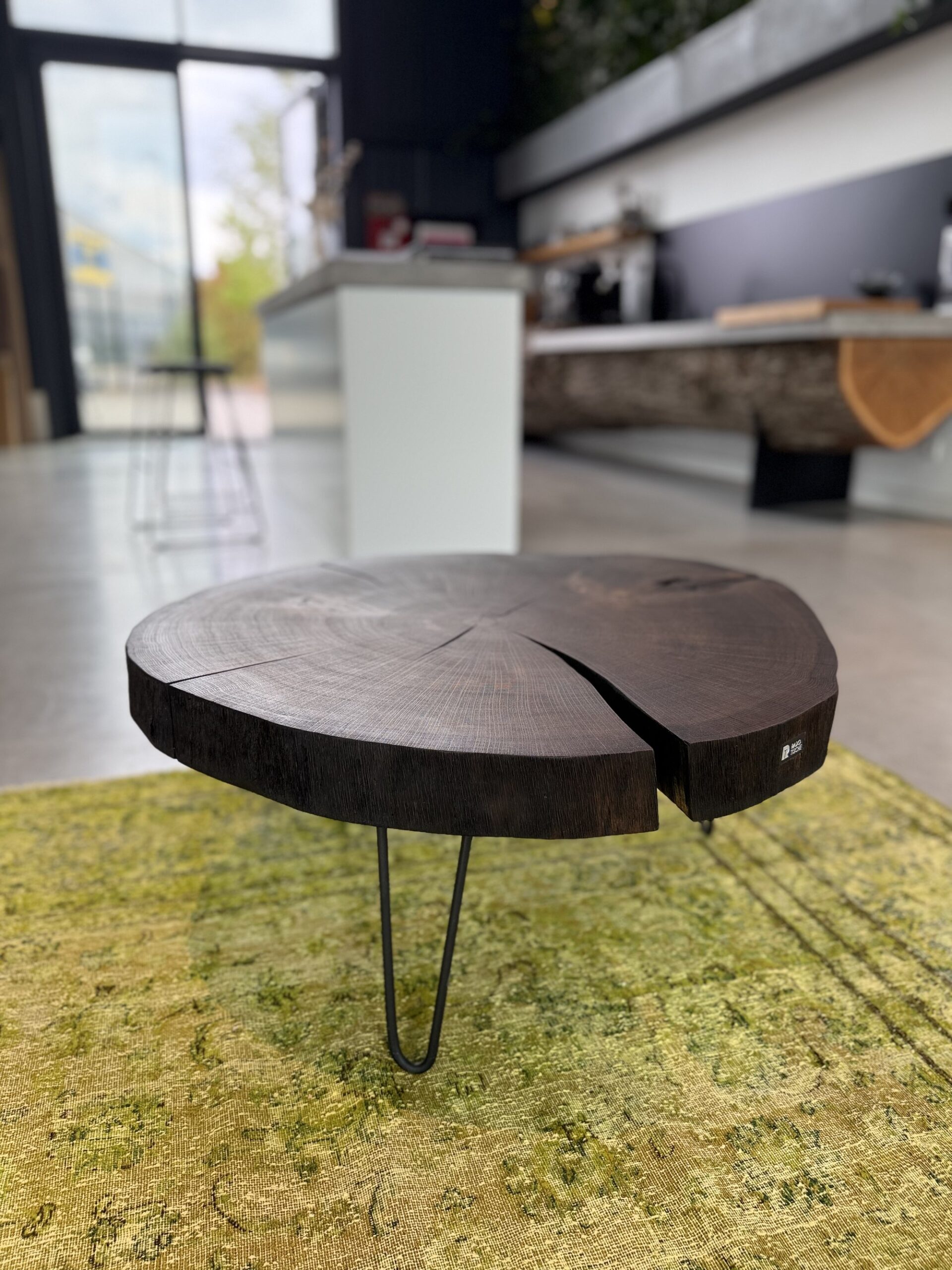 Couchtisch Eiche massiv braun Organische Form ca. 80 x 85 x 40 cm