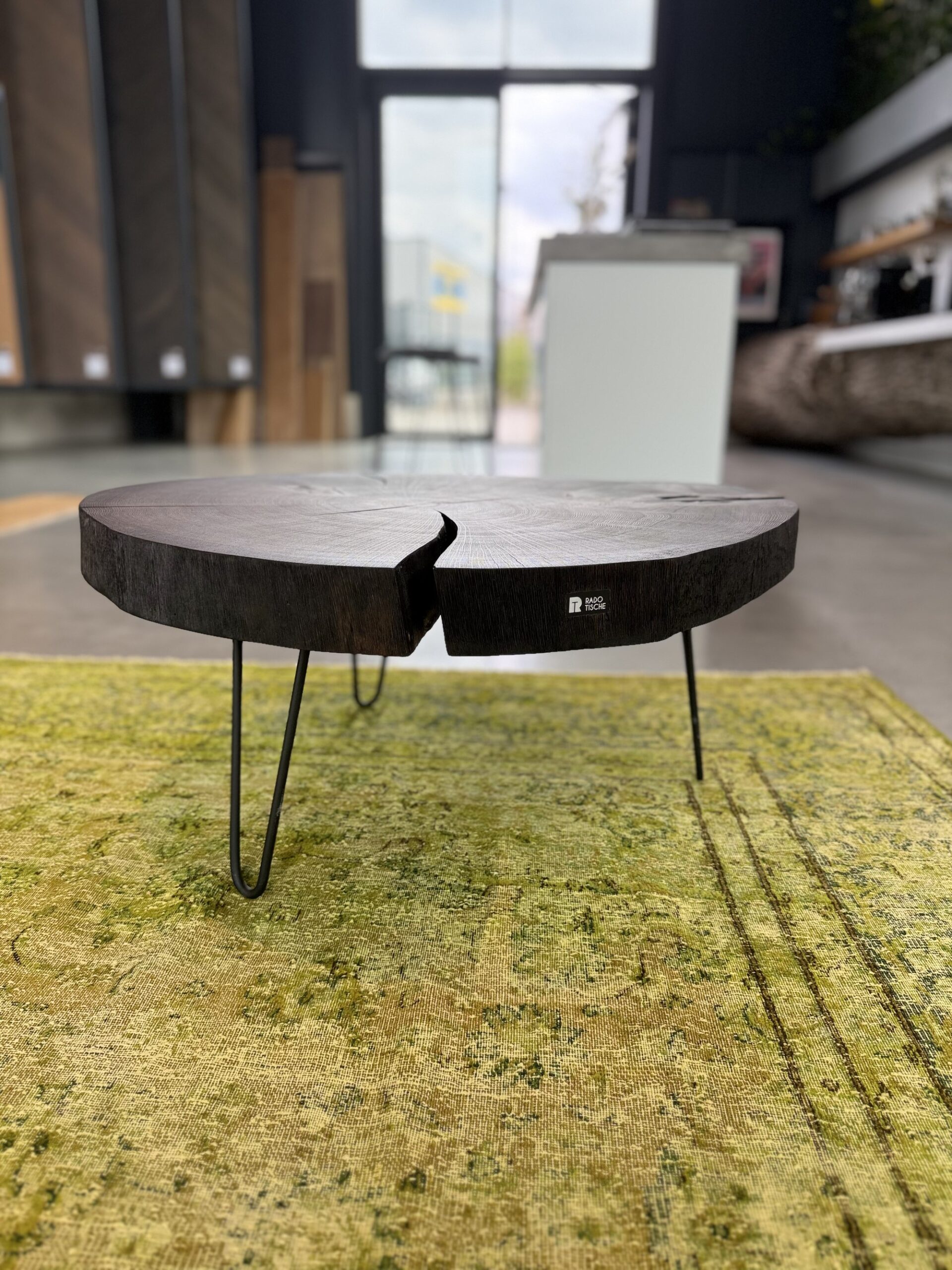 Couchtisch Eiche massiv braun Organische Form ca. 80 x 85 x 40 cm
